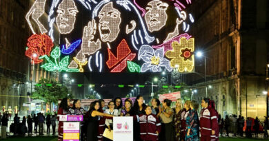 Clara Brugada enciende mosaicos luminosos en el Zócalo en reconocimiento a la lucha histórica de las mujeres